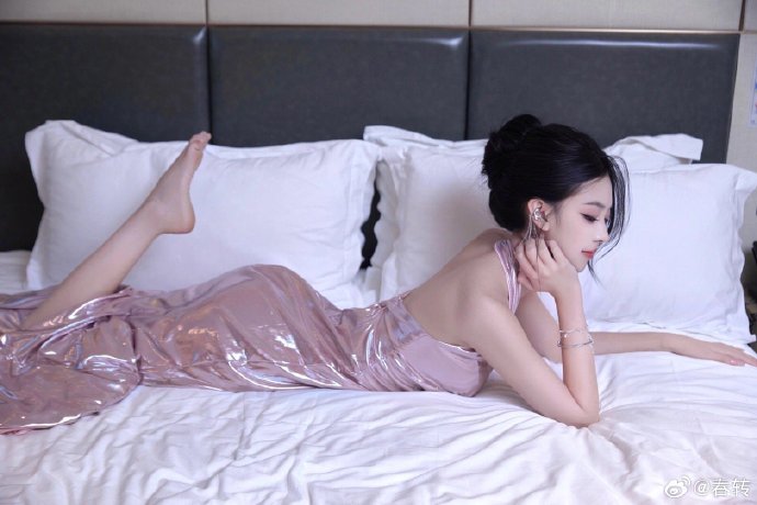 她本无意停留，却被小镇“锁死”：Rose Reid新剧《Abilene》定档2027